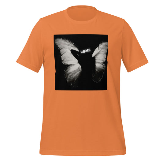 Unisex T-shirt orange avec un papillon monochrome noir et blanc imprimé sur le devant.