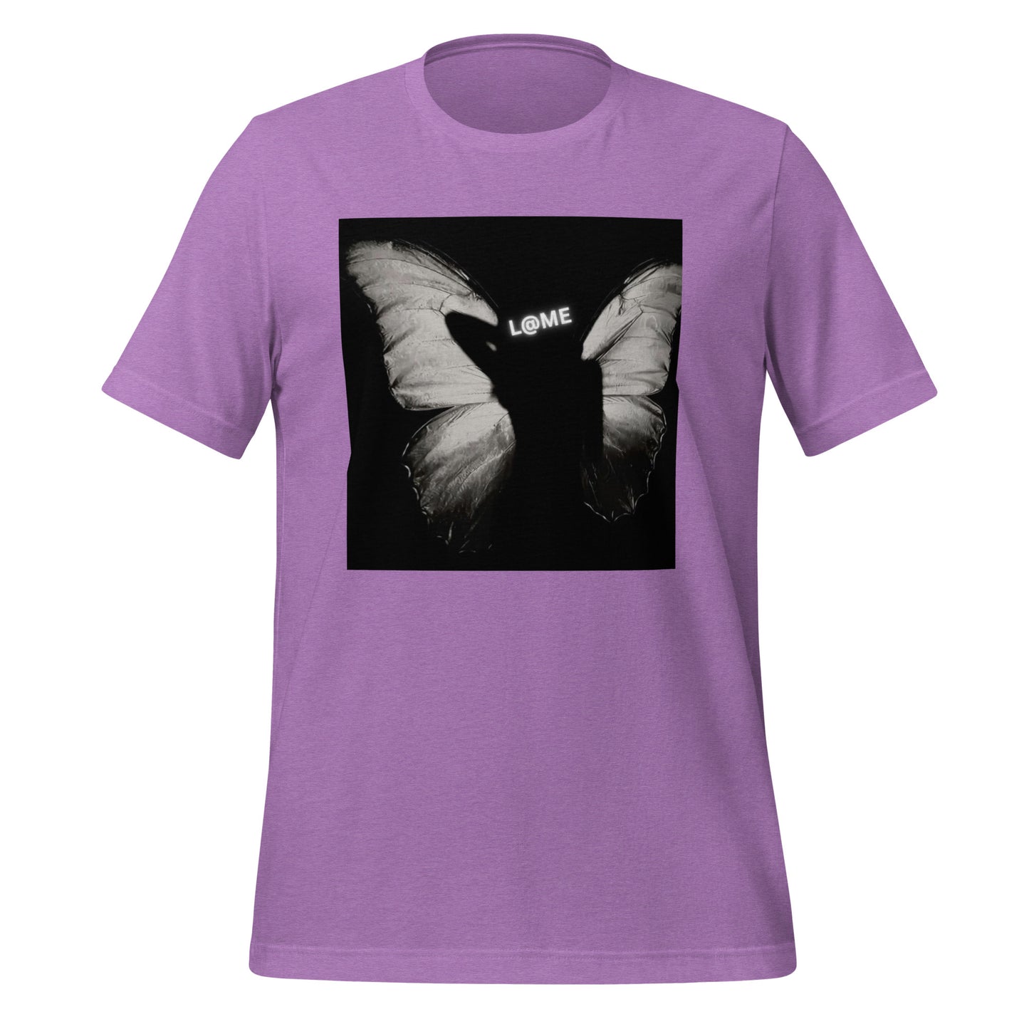 Unisex T-shirt orange avec un papillon monochrome noir et blanc imprimé sur le devant.